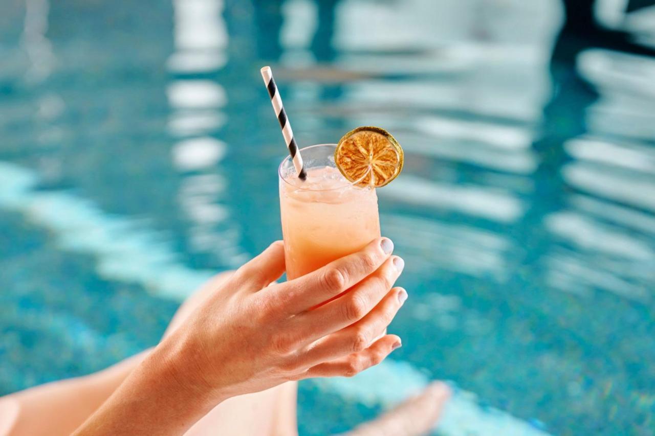 쉐라톤 멜버른 호텔 멜번 외부 사진 A cocktail with a paper straw