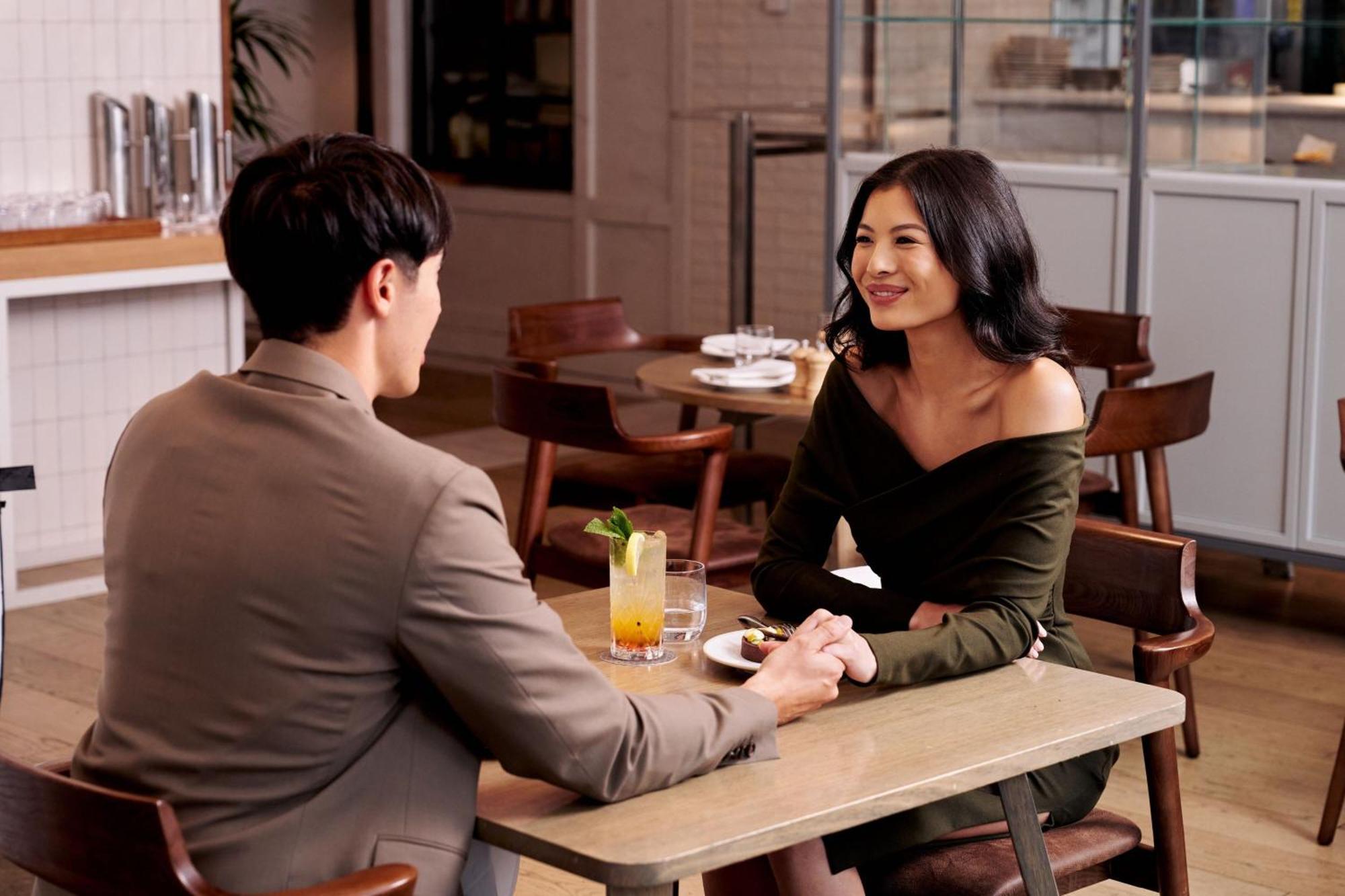 쉐라톤 멜버른 호텔 멜번 외부 사진 A couple on a date