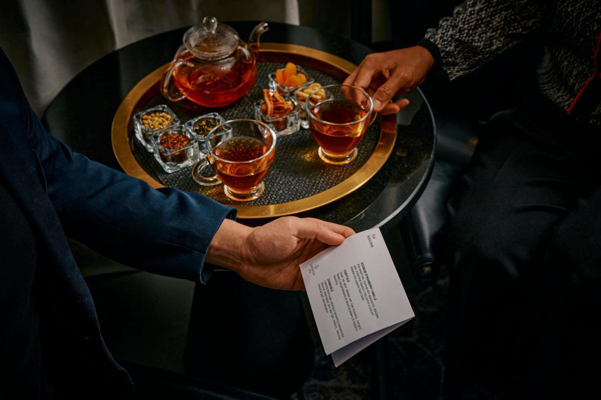 쉐라톤 멜버른 호텔 멜번 외부 사진 A bartender serving drinks