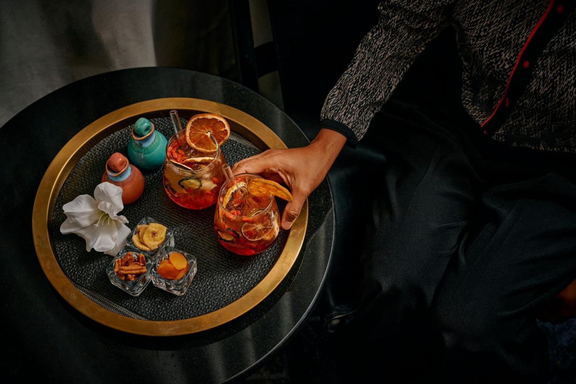 쉐라톤 멜버른 호텔 멜번 외부 사진 A tray of cocktails